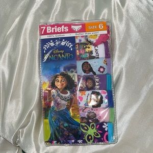 7 Girls’ Briefs Disney Encanto
